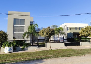 VENTA, muy buena casa NUEVA con pileta y vistas al Rio