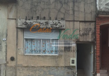 Casa centrica, 2/3 dorm, con todos los servicios, buen estado general