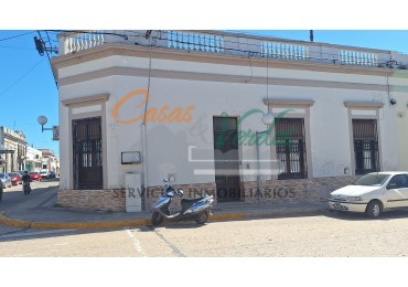OPORTUNIDAD casa Antigua, pleno centro ESQUINA