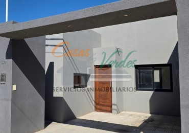 VENTA - Casa A ESTRENAR / Dos dormitorios, patio, asfalto